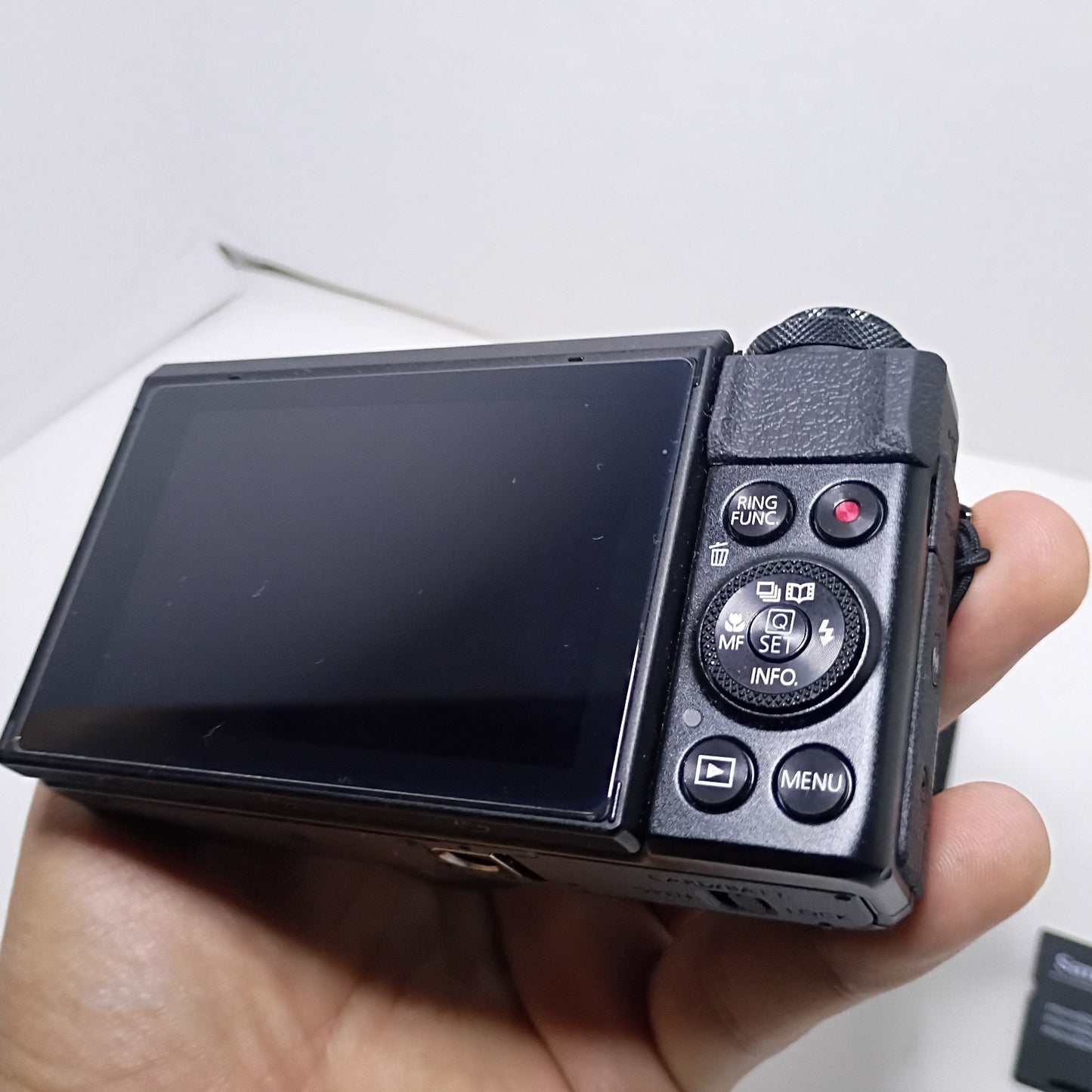 Canon PowerShot G7X Mark II Digital Camera with 3" Flip Screen