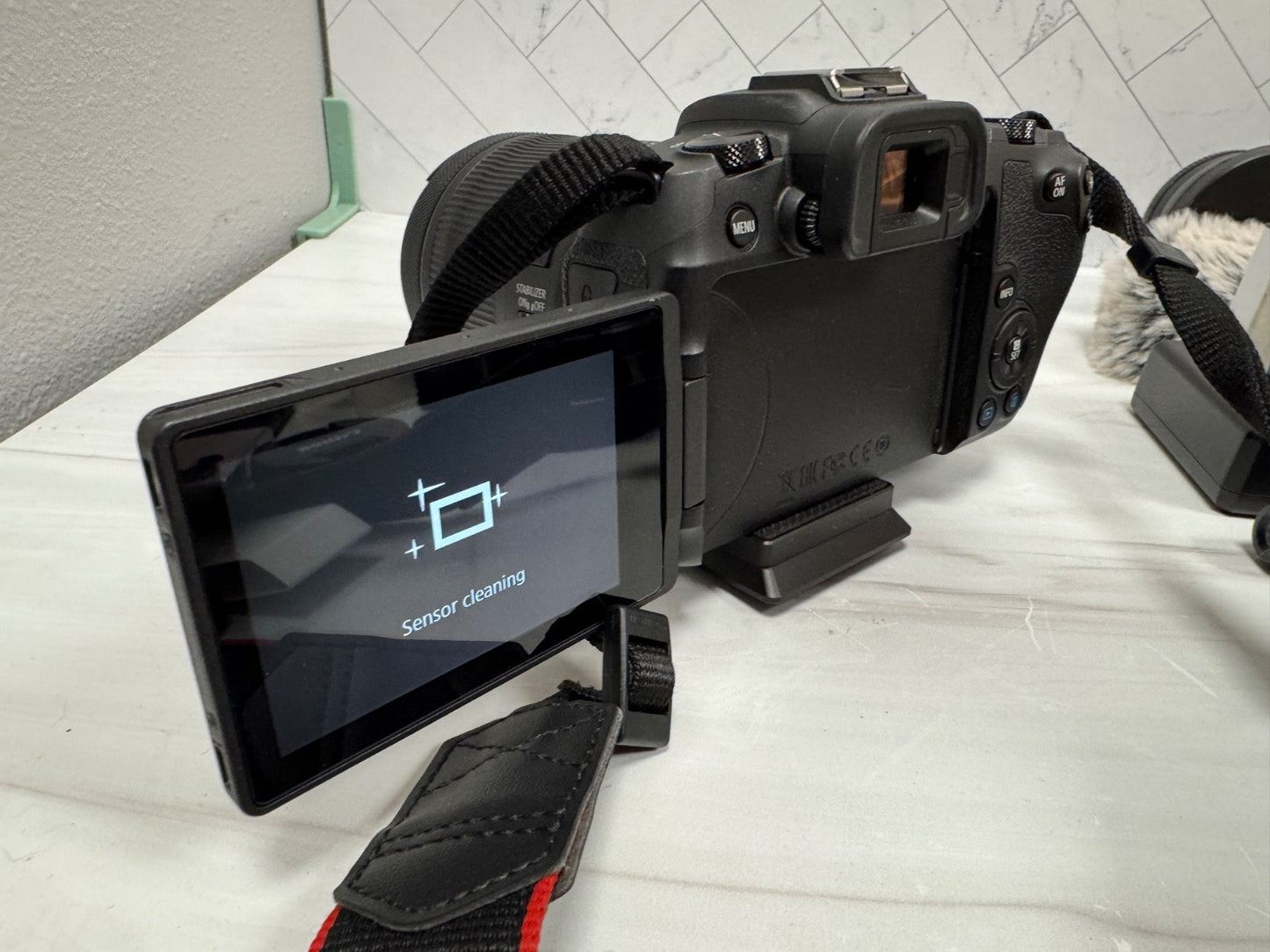 Canon EOS RP Camera Black w/ RF 24-105mm F4-7.1 IS STM Mirrorless Digital Camera