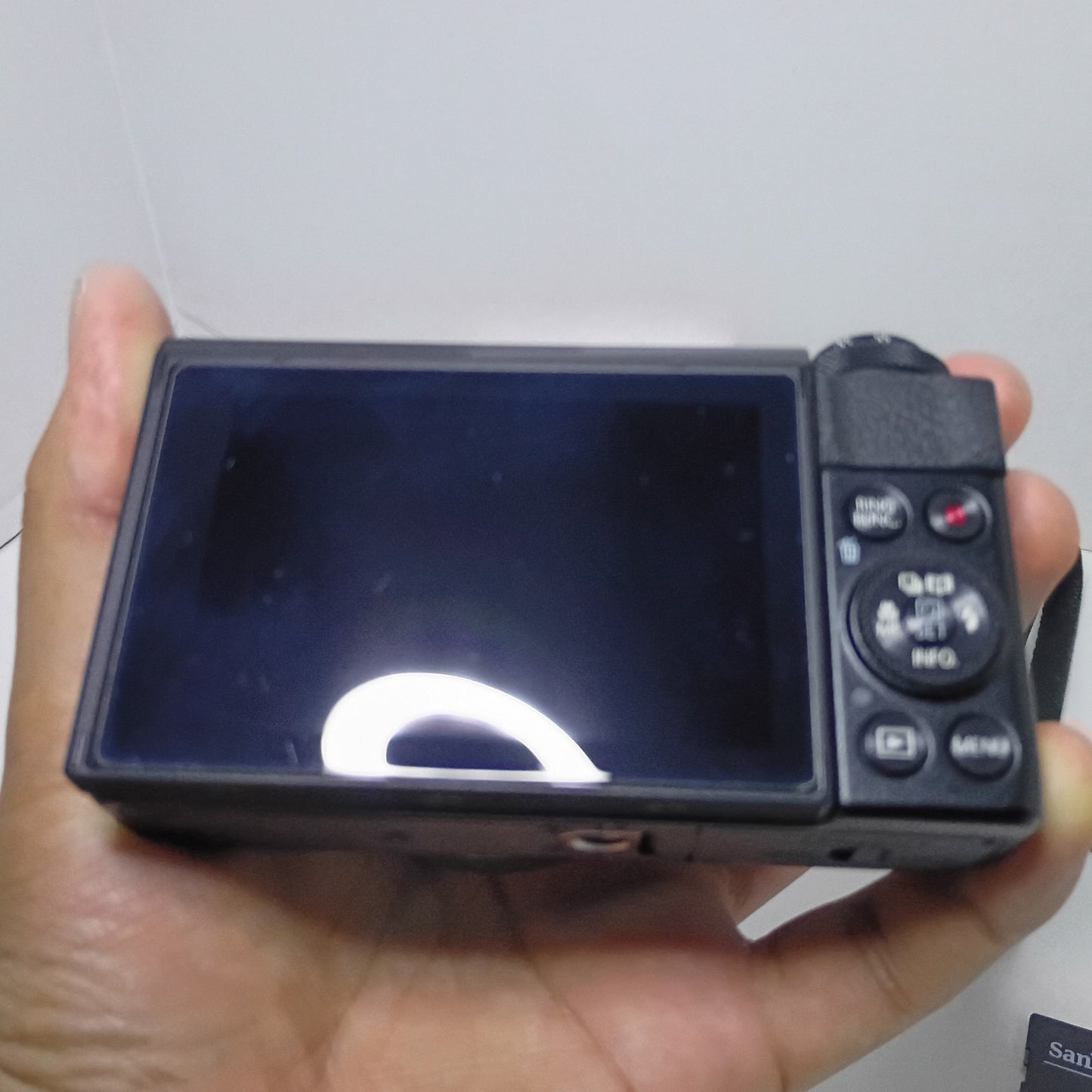 Canon PowerShot G7X Mark II Digital Camera with 3" Flip Screen