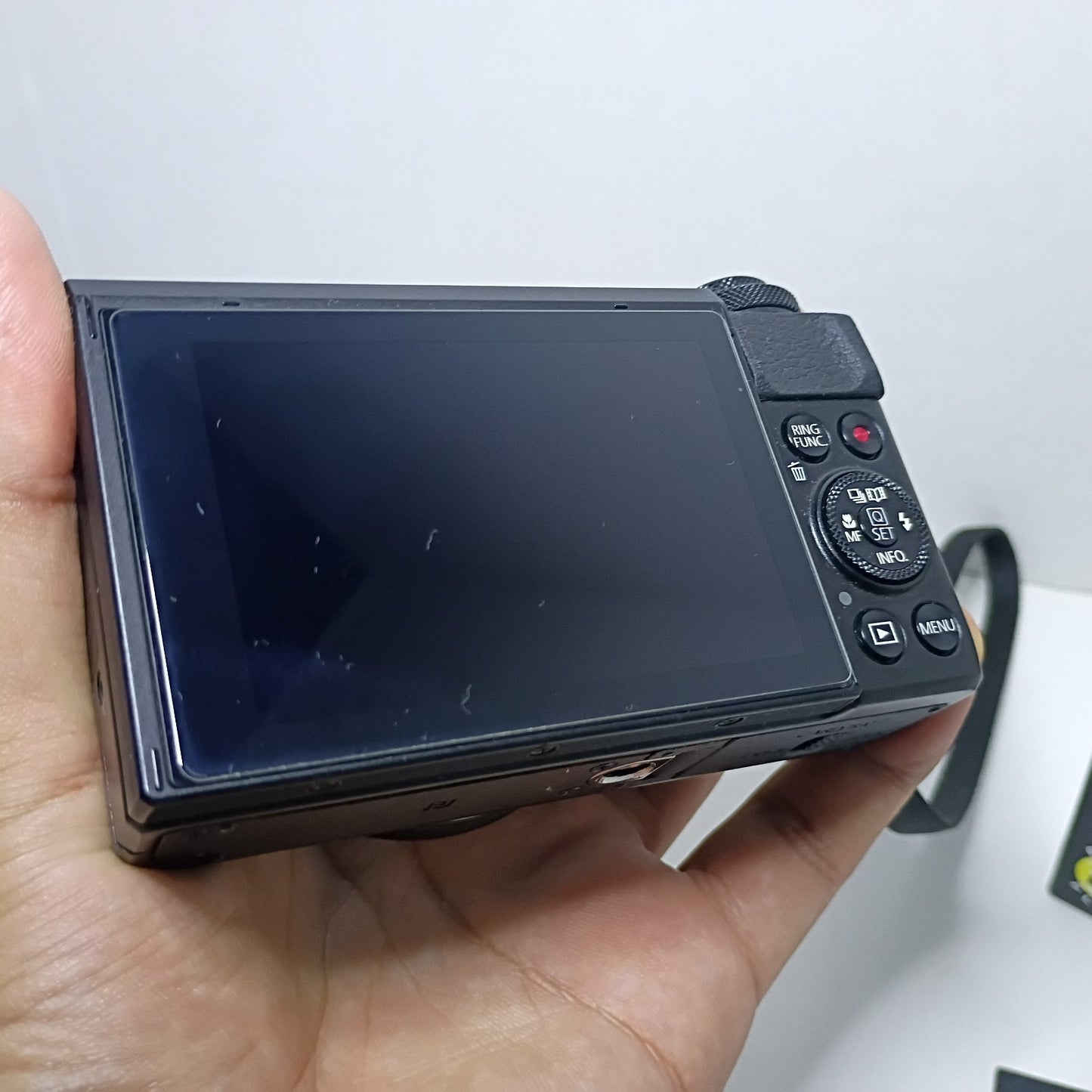 Canon PowerShot G7X Mark II Digital Camera with 3" Flip Screen