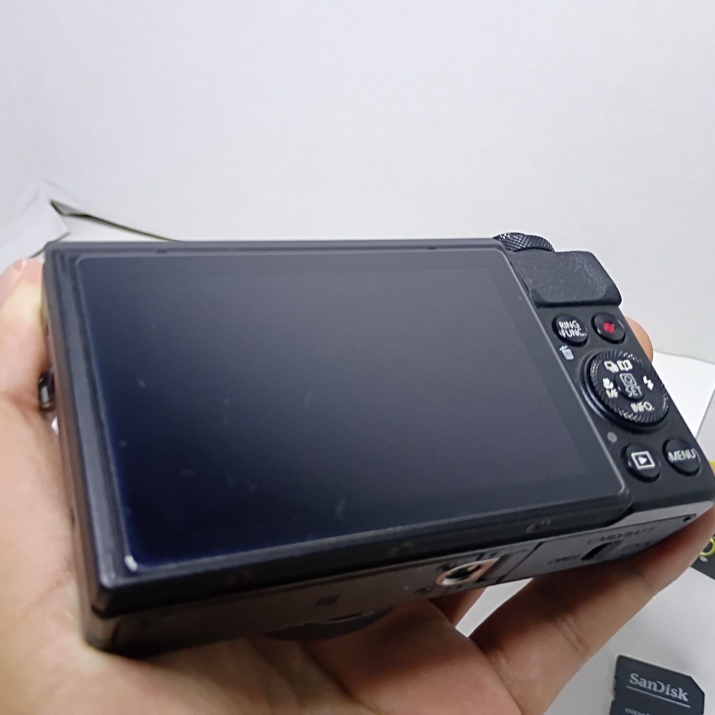 Canon PowerShot G7X Mark II Digital Camera with 3" Flip Screen